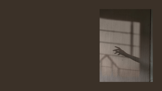 Comprendre un corps surchargé : retrouver de la clarté avec le brossage à sec - Outer Society.